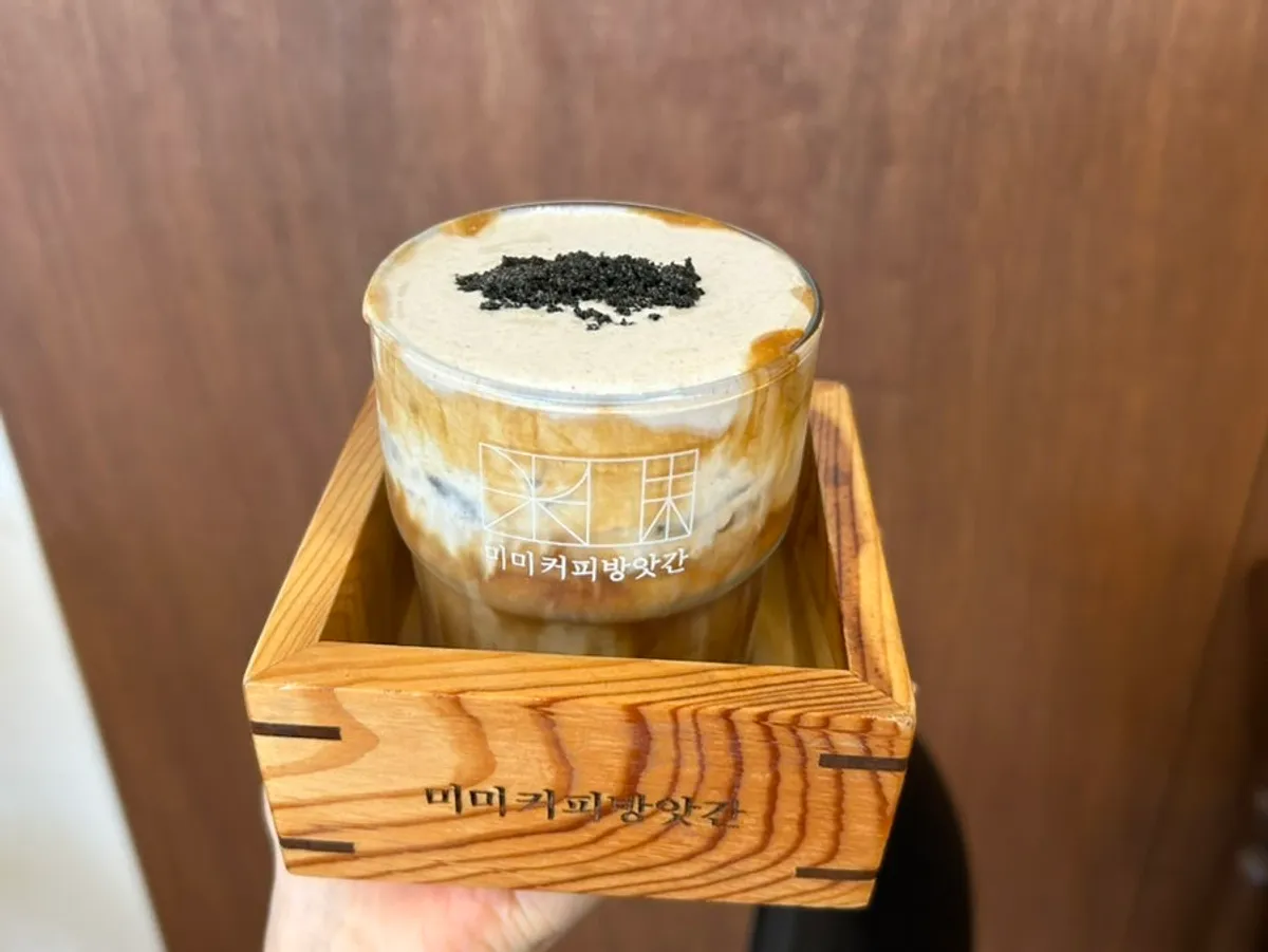 MIMI cream latte iced topped with black sesame powder