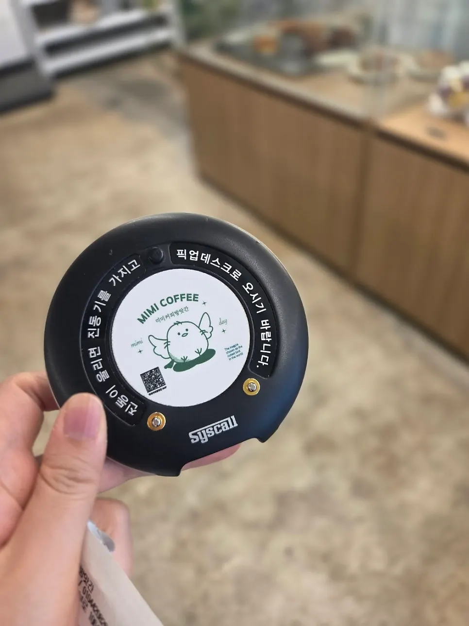 창가 자리와 단체석이 있는 카페 좌석