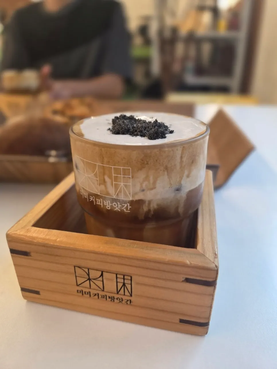 크림이 올라간 미미크림라떼 한 잔