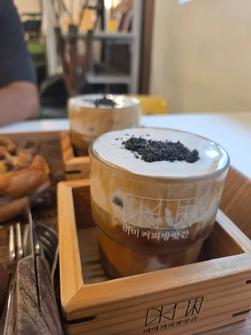 나란히 놓인 미미크림라떼 두 잔