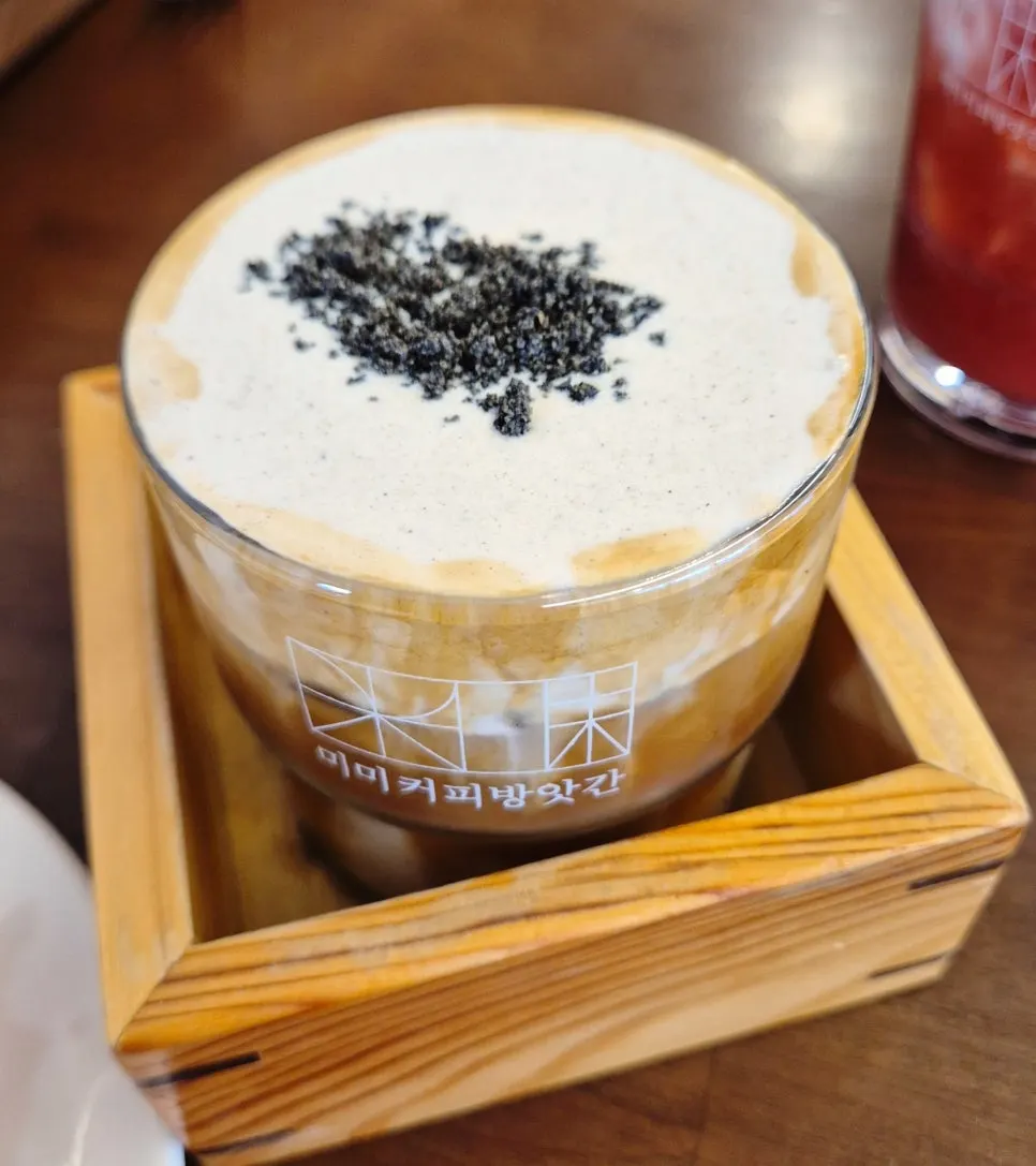 MIMI cream latte topped with handmade cream