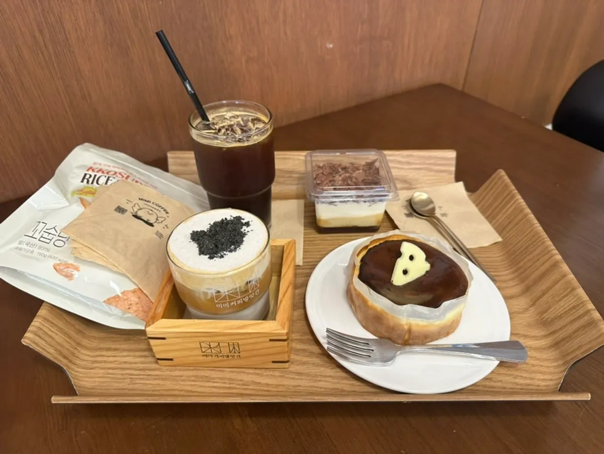 Tray with the MIMI cream latte and two kinds of cake