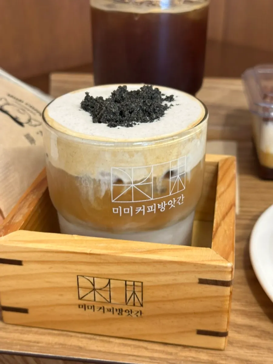 Misutgaru cream latte topped with black sesame powder
