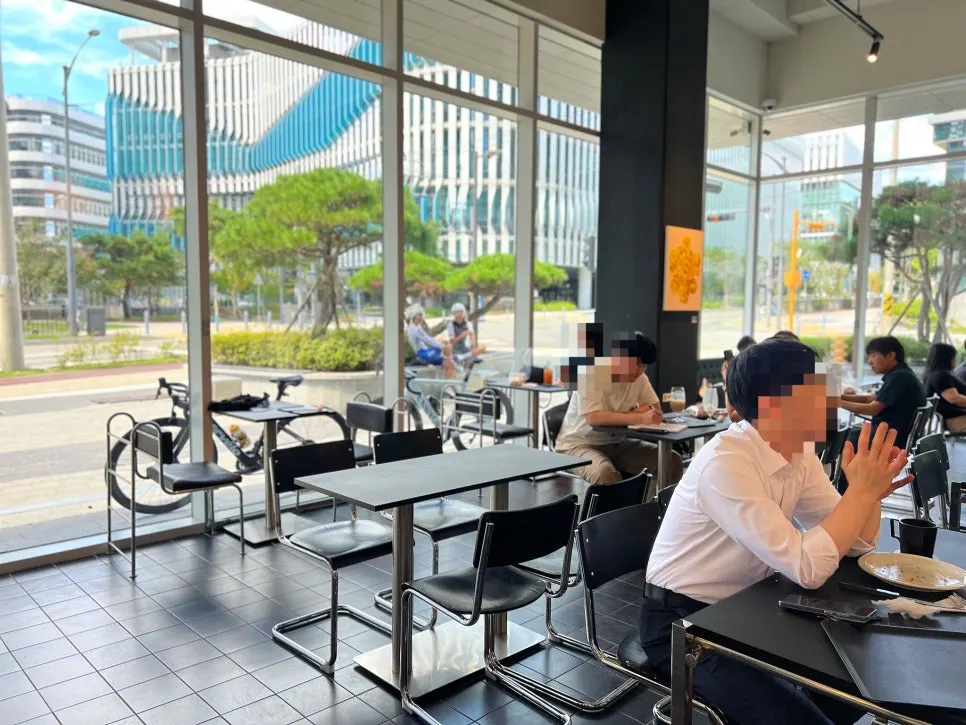 Exterior of Minimale Coffee Roaster on the first floor of Gwacheon E-Tower