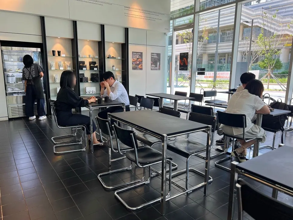 Surroundings of the building housing the café in Gwacheon Knowledge Information Town
