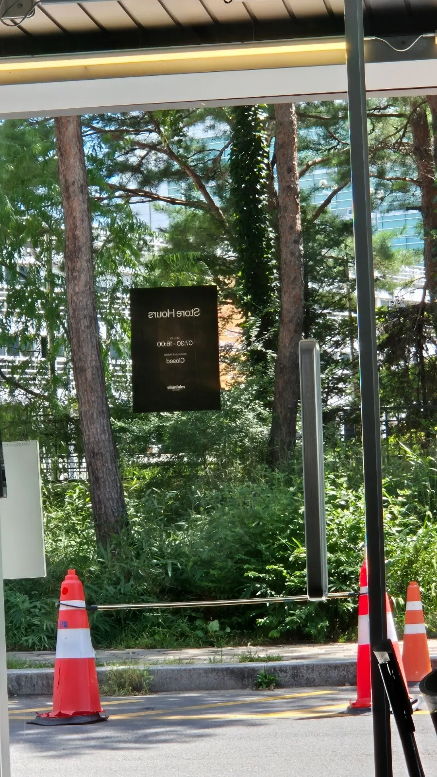 카페 입구 쪽 대기 줄 풍경