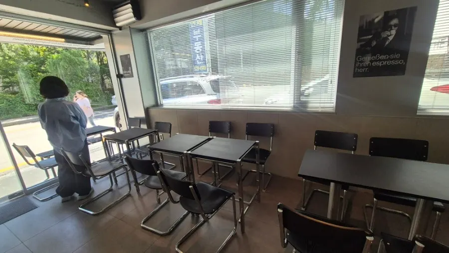 블랙과 메탈 소재의 모던한 카페 내부