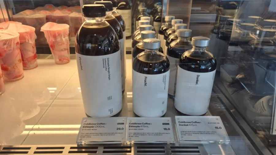 베이커리가 진열된 카운터 옆 쇼케이스