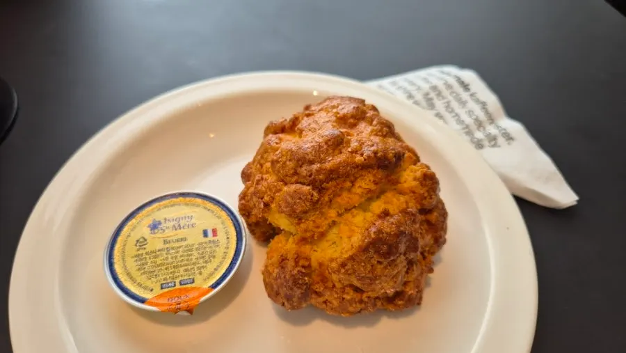 반으로 자른 플레인 스콘 단면
