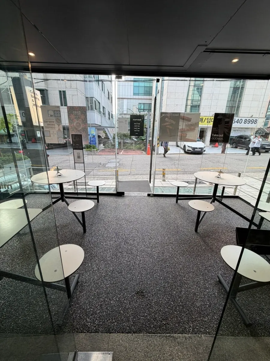 미니말레 커피뢰스터 역삼점 내부 좌석