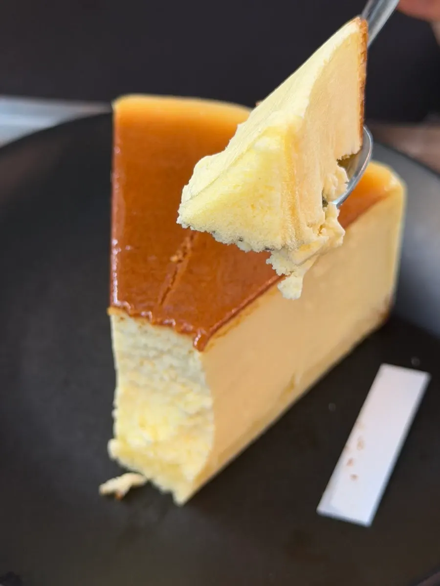 꾸덕한 뉴욕 치즈 케이크 한 조각