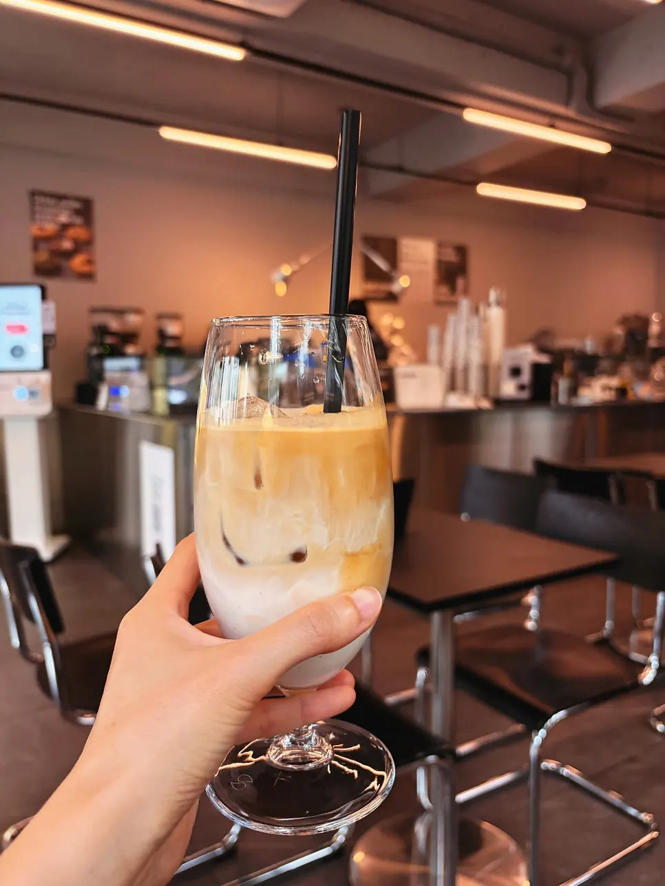 Close-up of the cream layer in the Helsinki latte