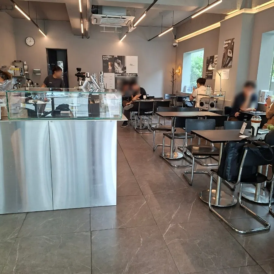 역삼동 로스터리 카페 테이블 전경