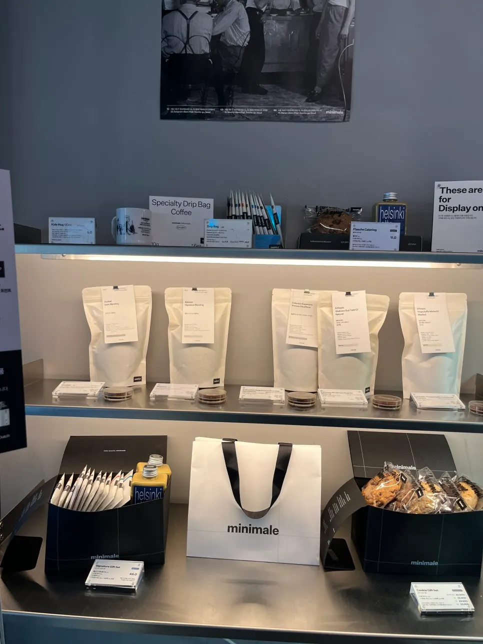 Showcase displaying Flasche drinks