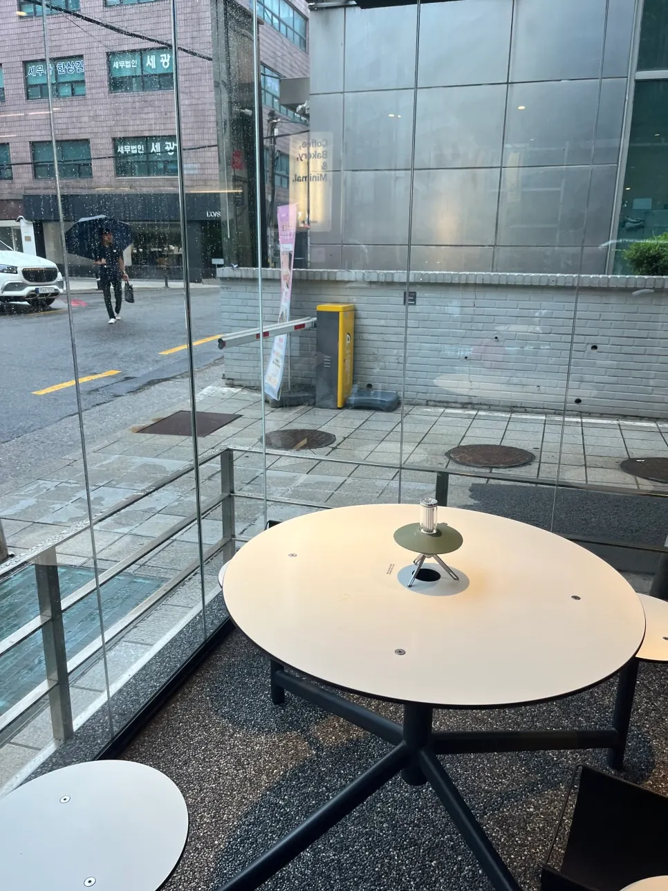 Outdoor seating at Mini Male Yeoksam