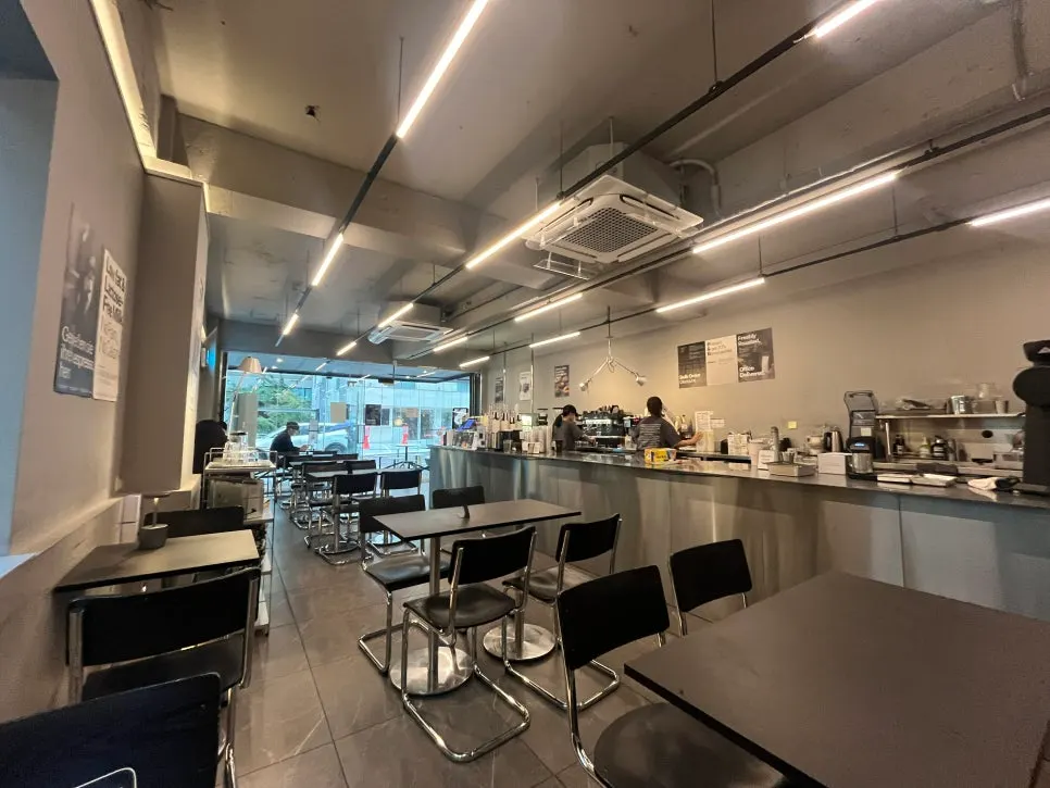 Overall view of the store with mixed 4-person and 2-person tables