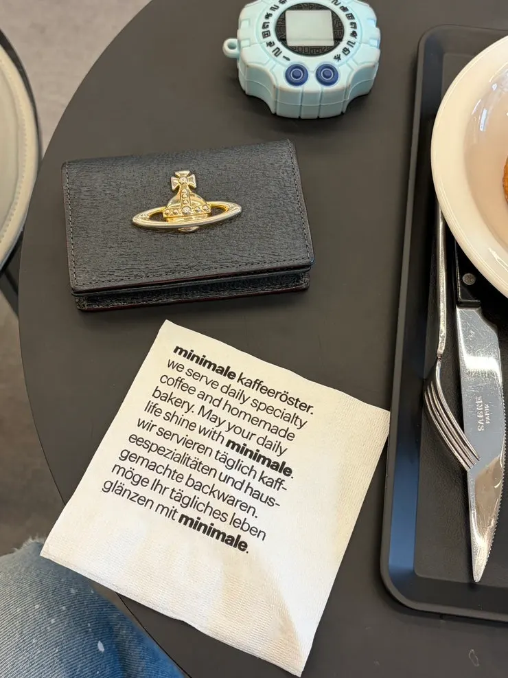 미니말레 로고가 적힌 티슈와 음료