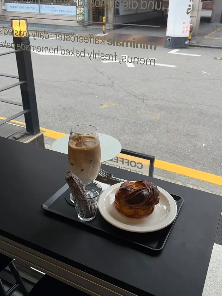 테이블 위 라떼와 디저트 마무리 컷