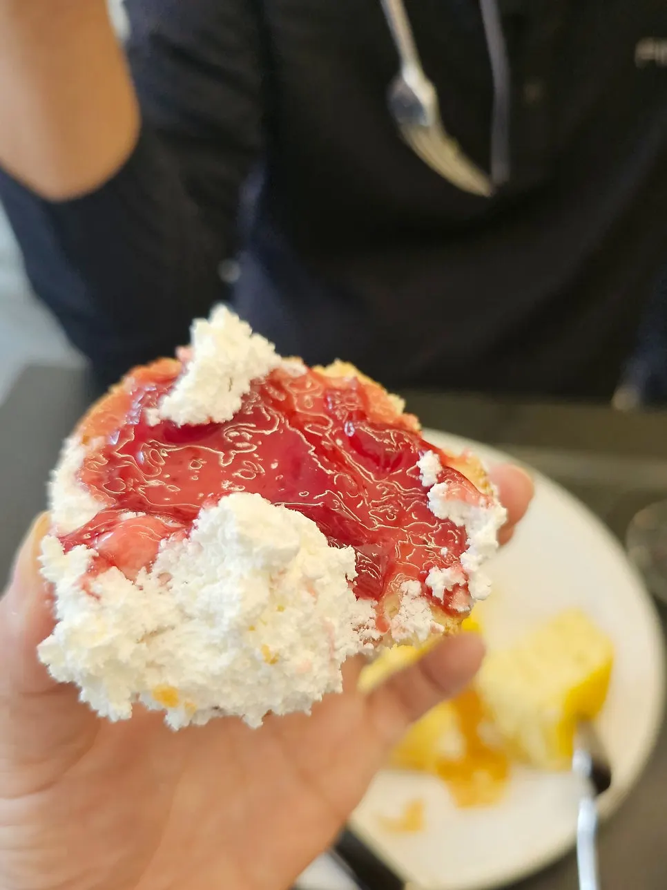 테이블에 놓인 커피 두 잔과 디저트