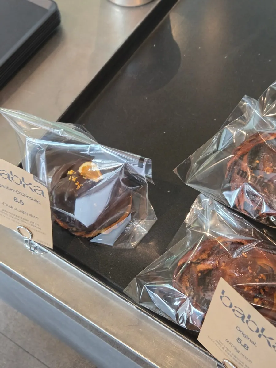 Minimale bakery gift boxes on display