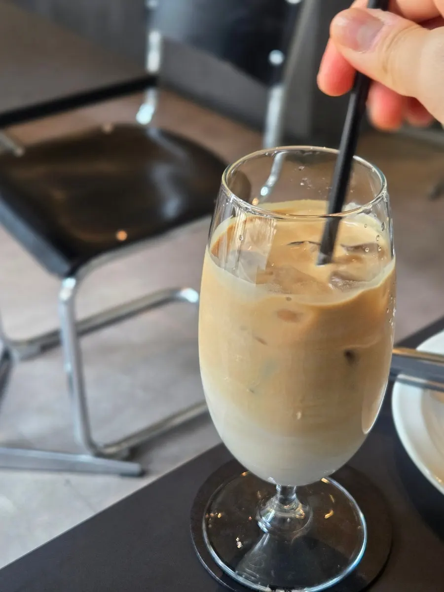 Close-up of the gently sweet Helsinki latte