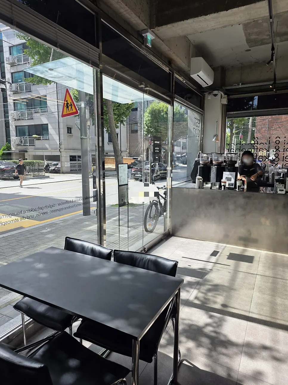 통창으로 햇빛이 들어오는 카페 내부