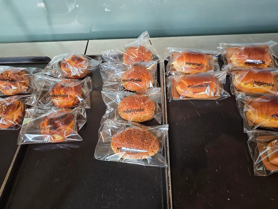 커피 두 잔과 케이크 한 조각 테이블 전경