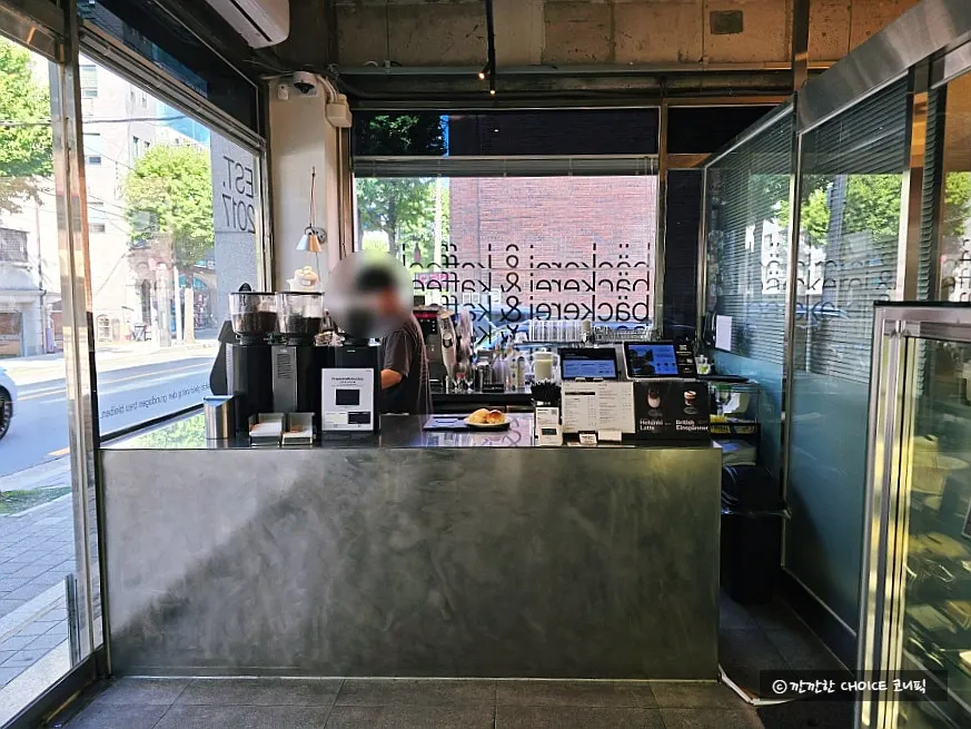 Inside Minimale Gaepo Branch in the early morning