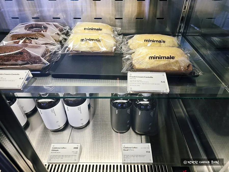 Bakery display case at Minimale Gaepo Branch