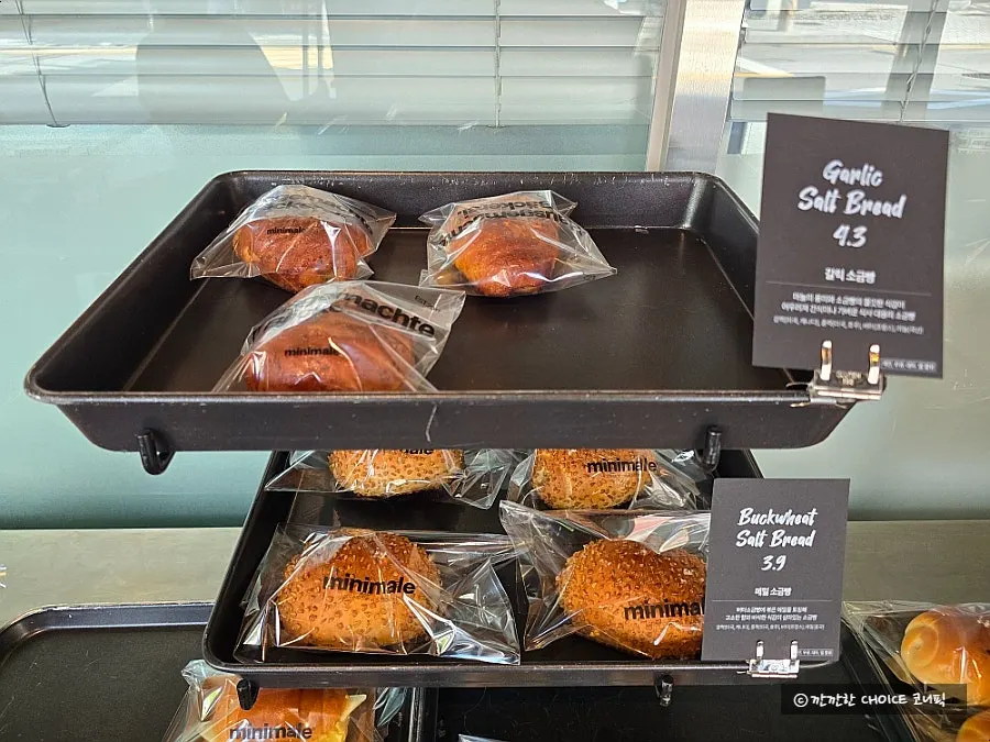 Freshly baked bread on the display shelf