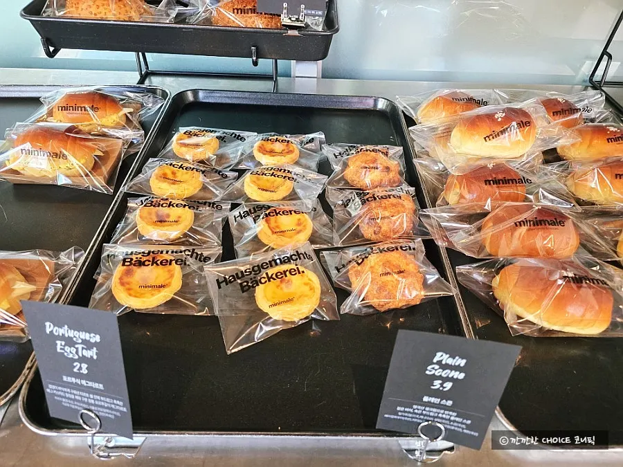 Dessert showcase at Minimale Gaepo Branch