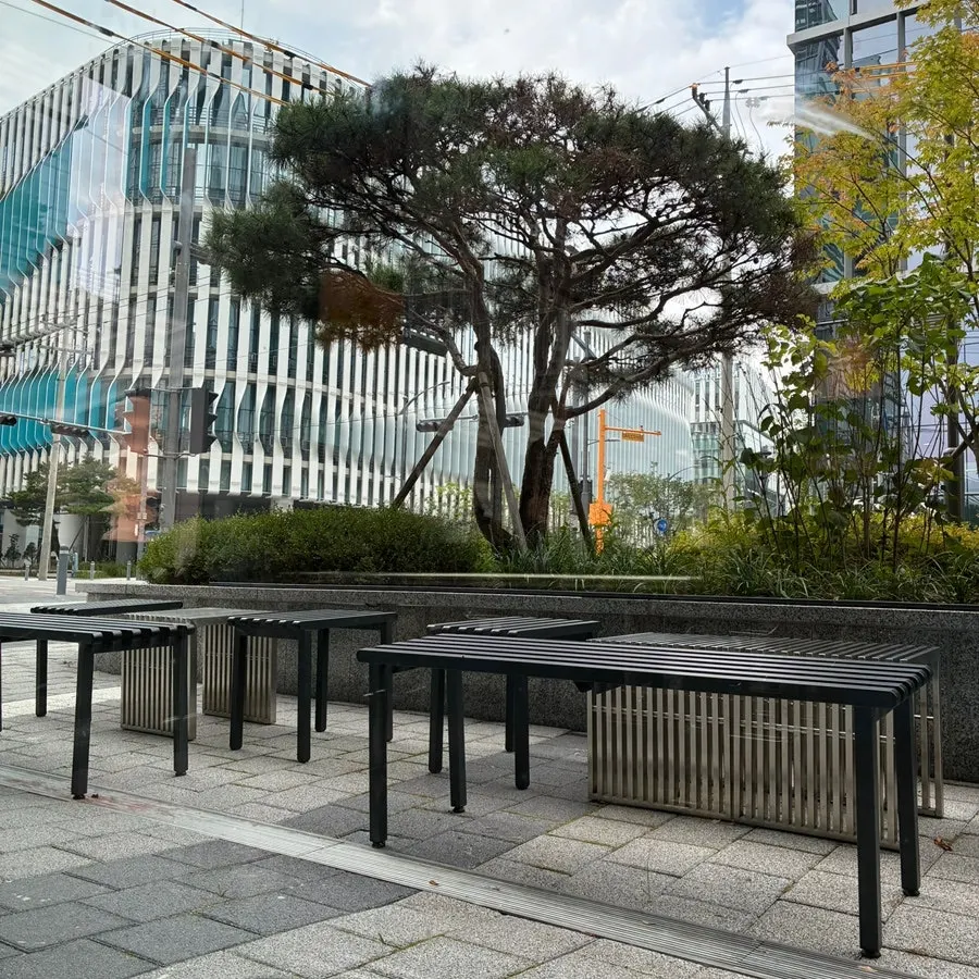 Busy seating area at Minimale Gwacheon on a weekend afternoon