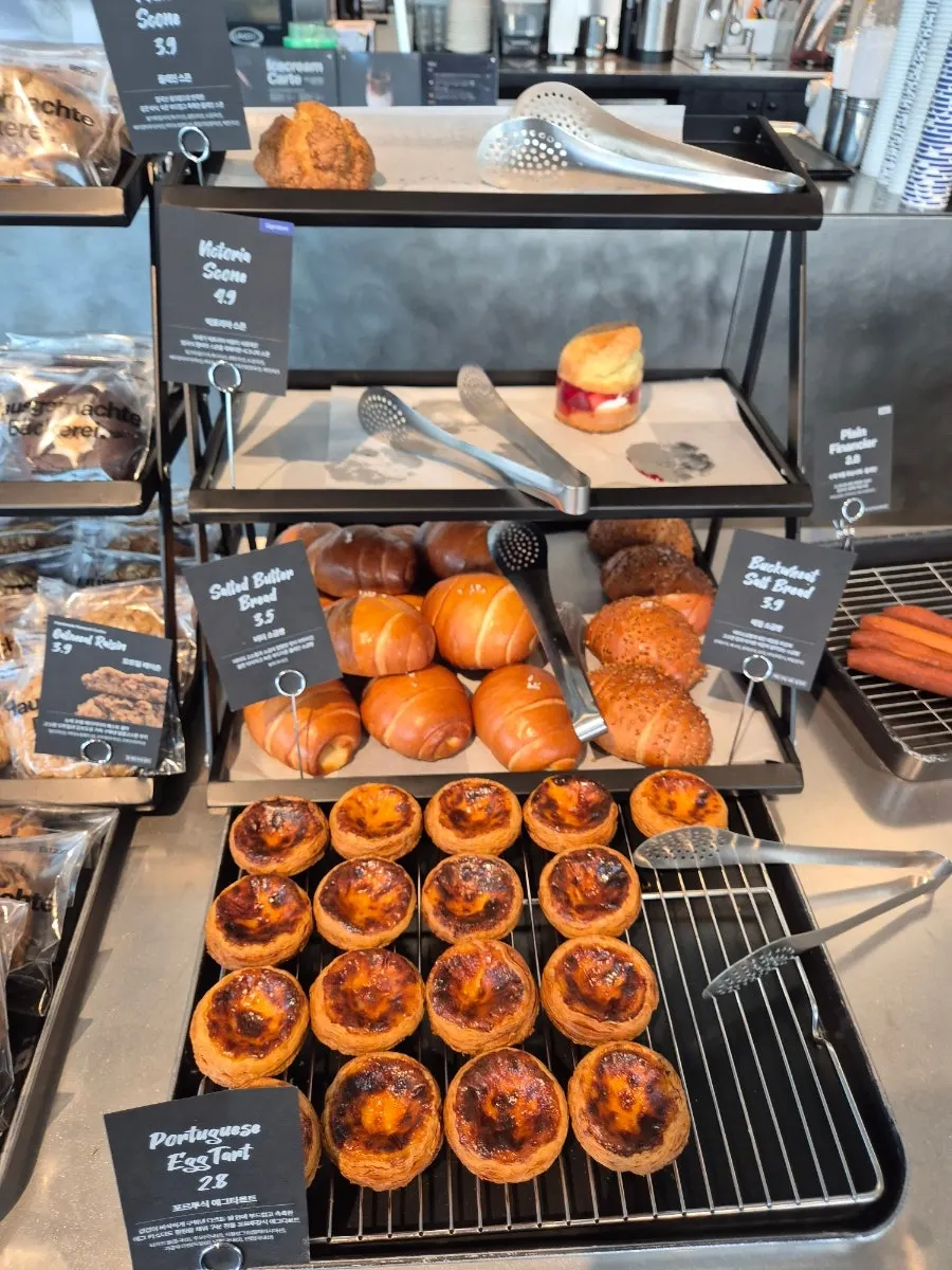 Bakery showcase at Minimale Gwacheon