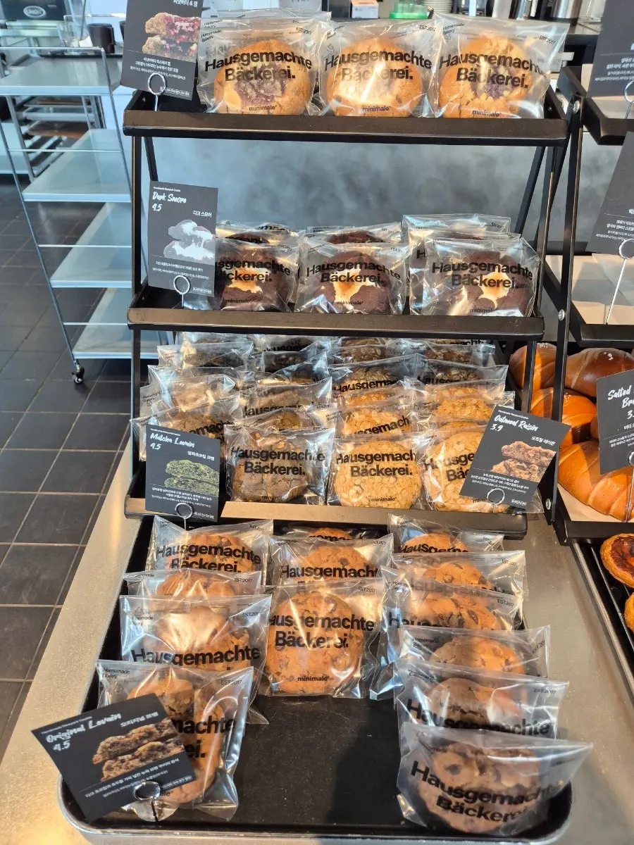 Display of financiers and cookies at Minimale