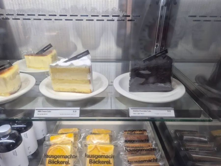Slice cakes in Minimale's refrigerated showcase