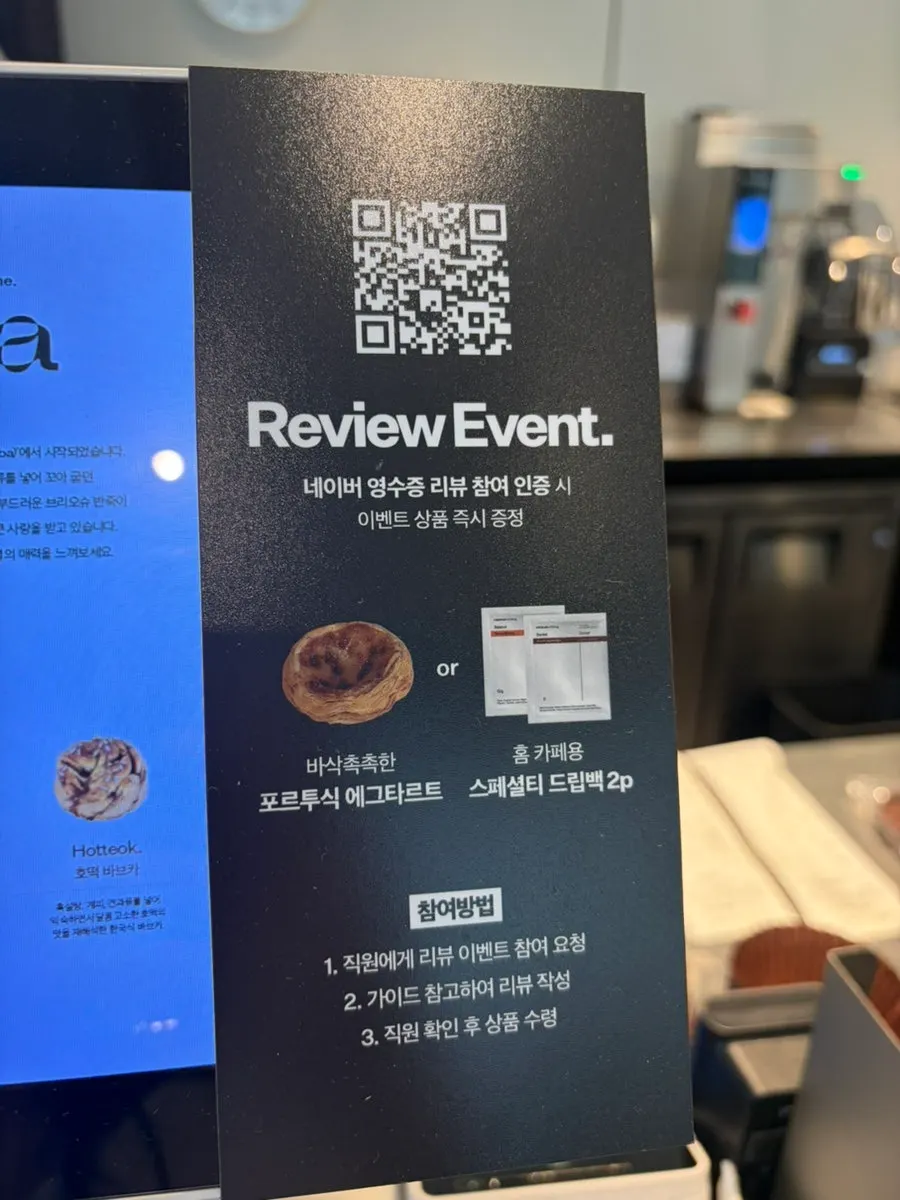 커피와 디저트가 함께 놓인 테이블