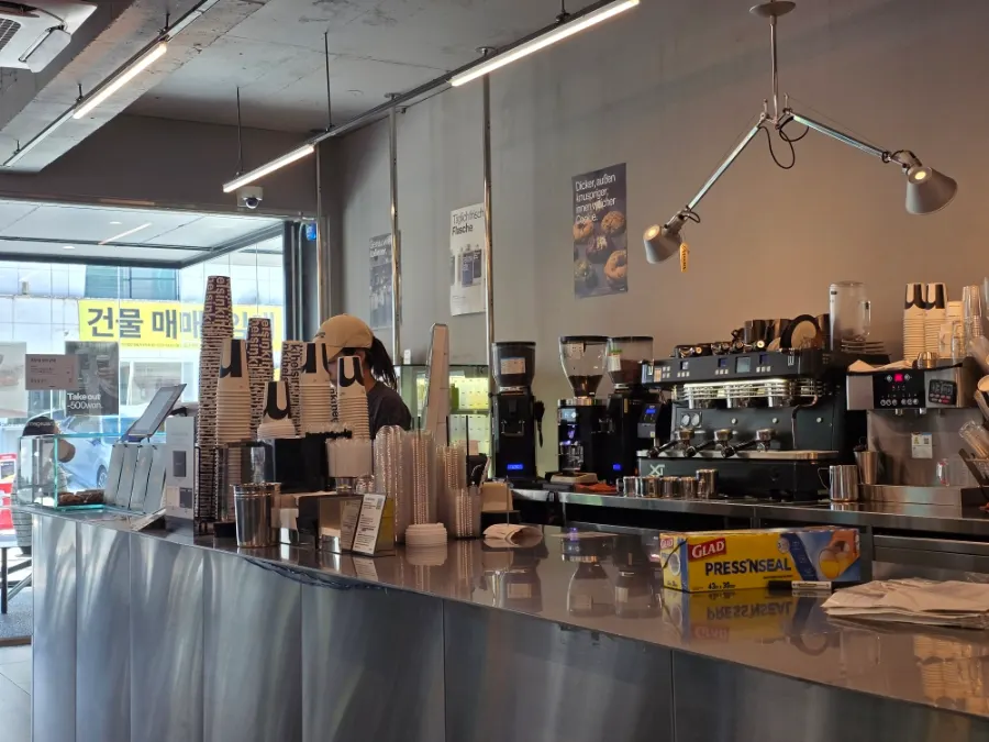 Spaciously arranged table seating at Mini Male Yeoksam Branch