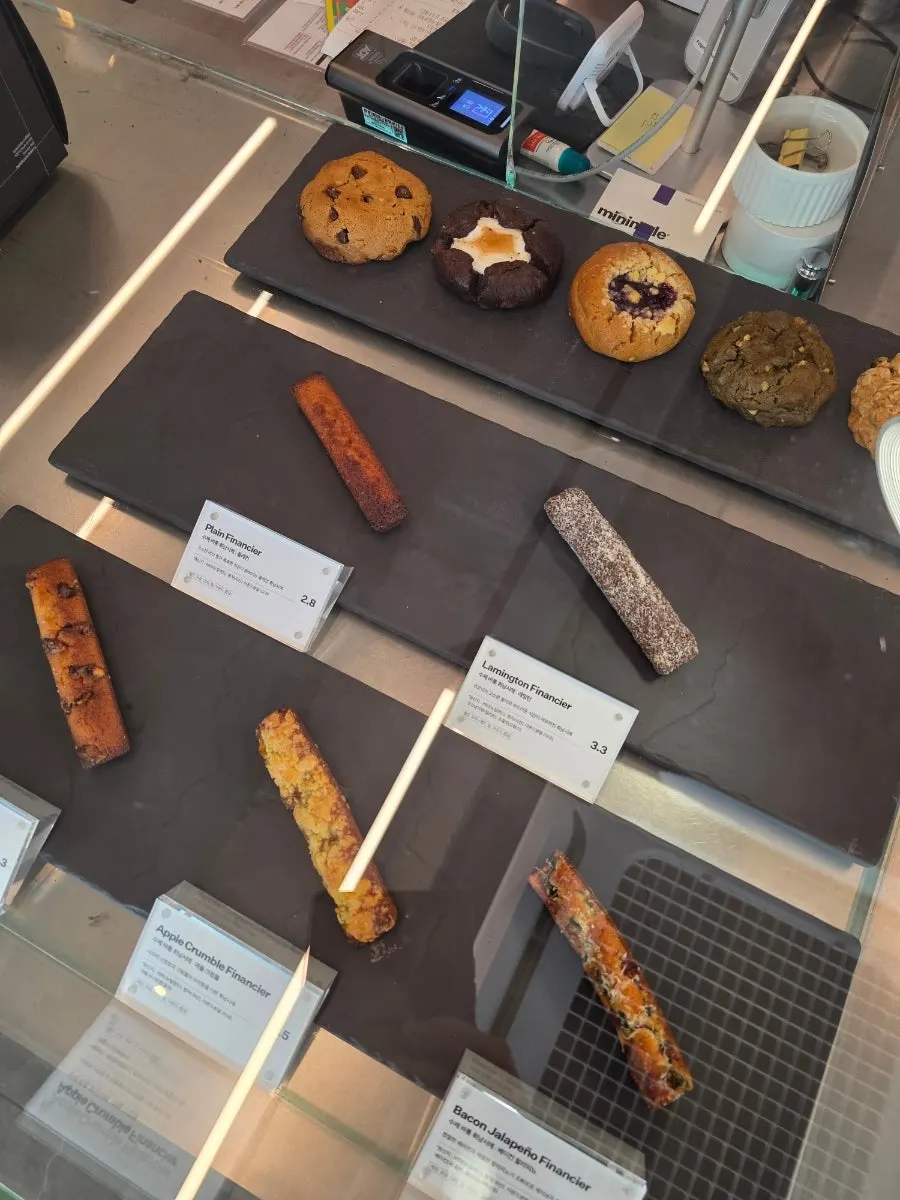 Order of Helsinki latte, americano, and baton financiers