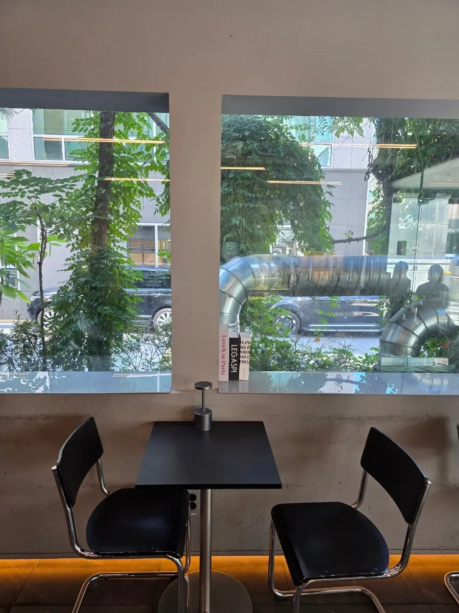 Seat with coffee and financiers at Mini Male Yeoksam Branch