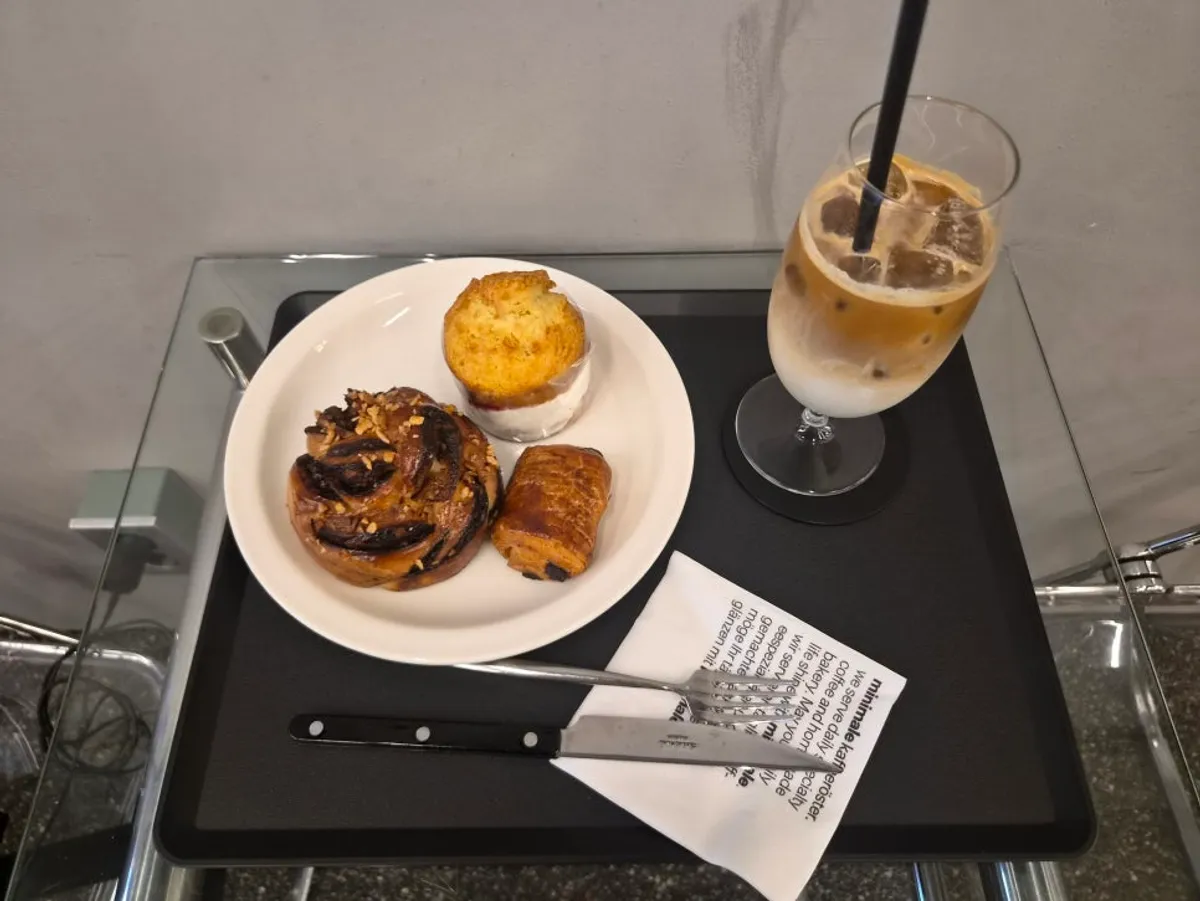 Helsinki latte and dessert at Mini Male Seocho Gyodae Branch