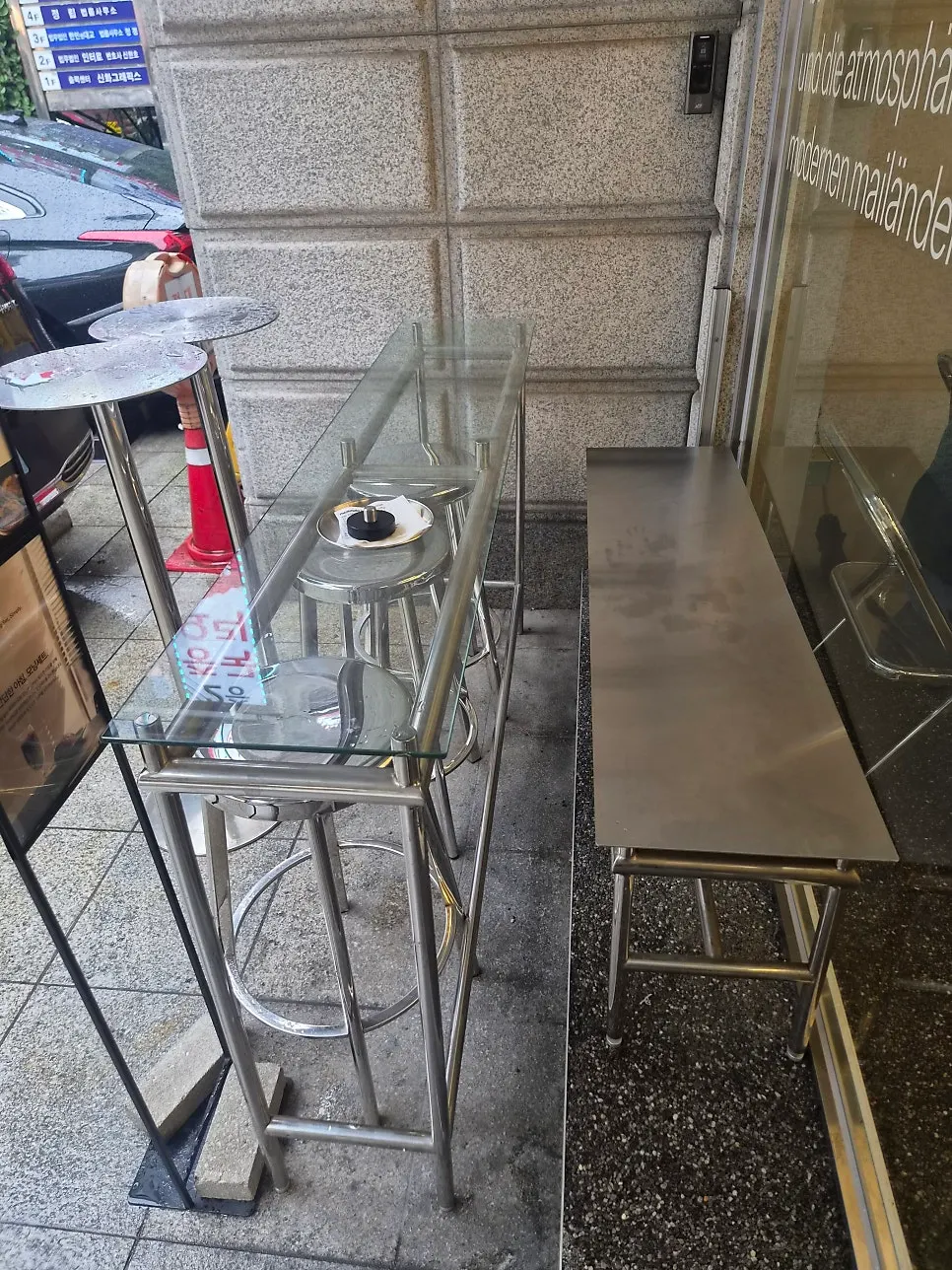Outdoor seating in front of Mini Male Seocho Gyodae Branch