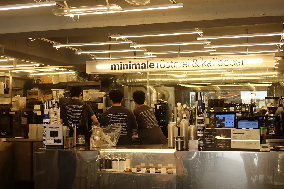 Seating area at Mini Male café near Gyodae station