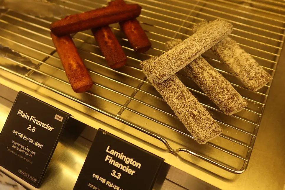 Dessert display stand at Mini Male Seocho Gyodae Branch