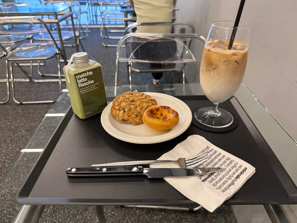 Table with Helsinki latte and desserts together