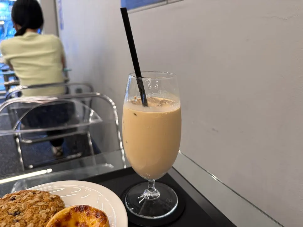 Stirred Helsinki latte in a glass