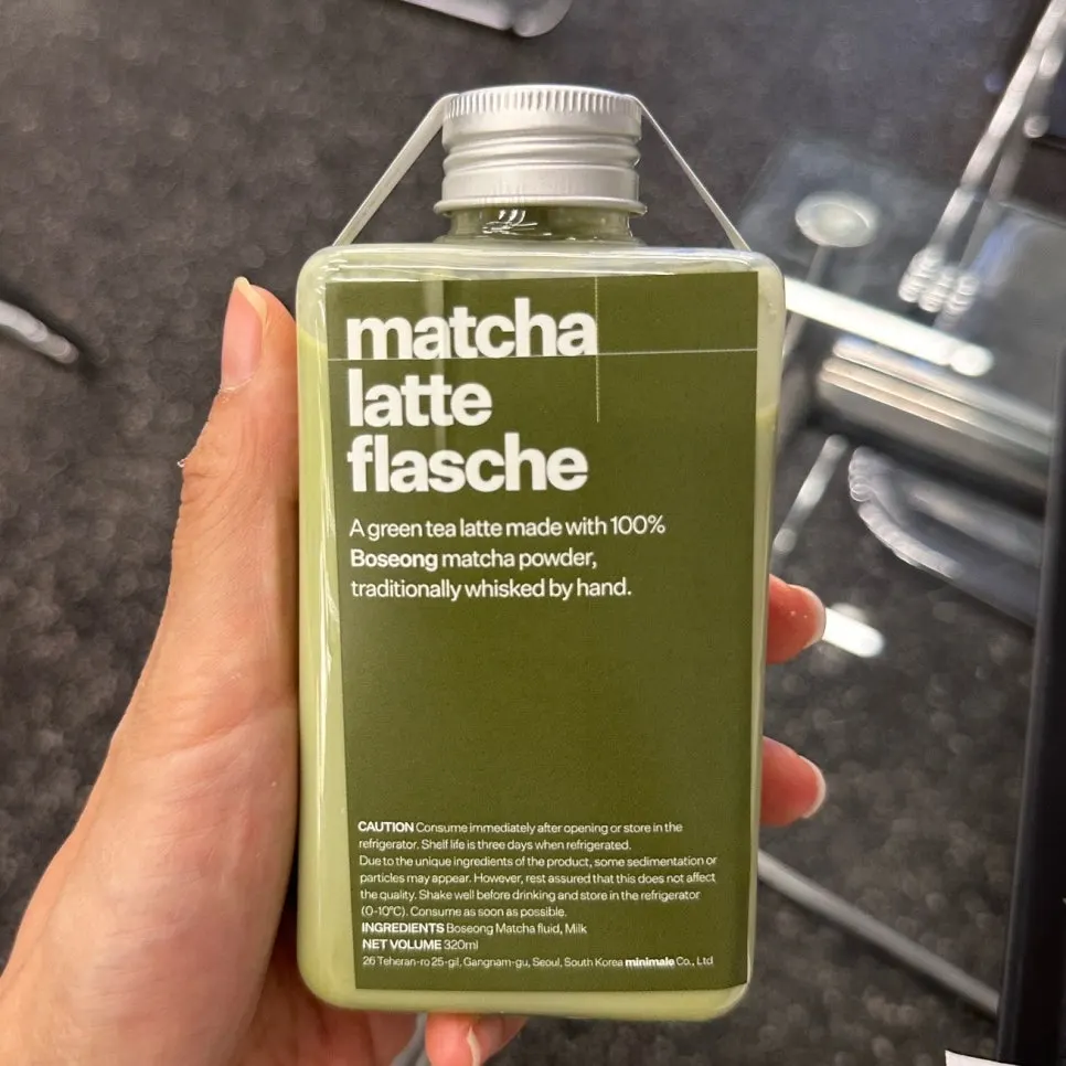 Matcha latte flacheé in a plastic bottle