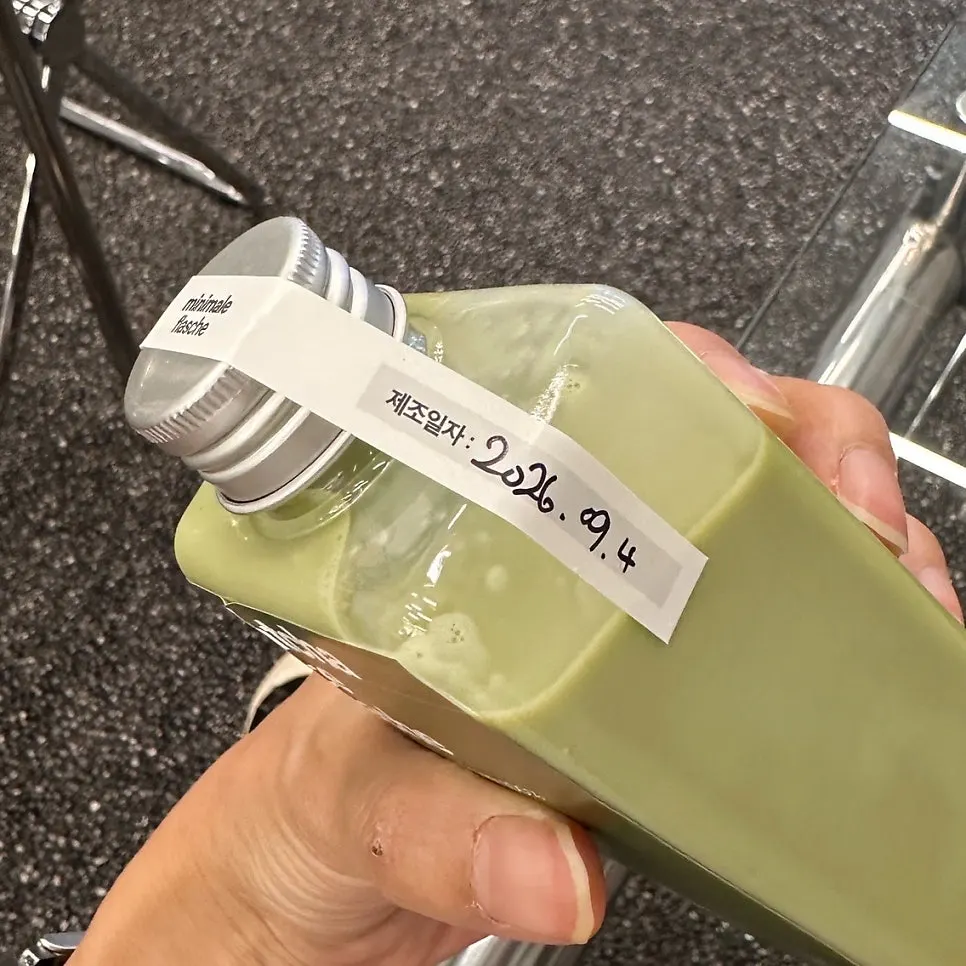 Close-up of the matcha latte flacheé bottle