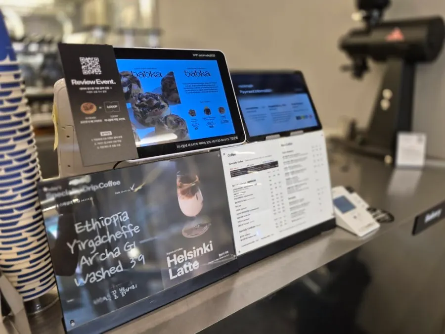 No-fuss café space at Mini Male Seocho Gyodae