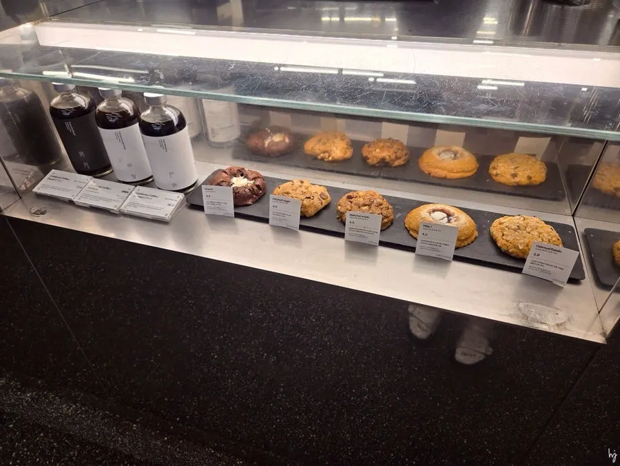 Bakery display at Mini Male Seocho Gyodae