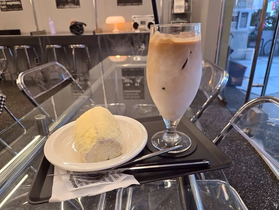 Venti Helsinki Latte and cream castella on the table